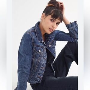 URBAN OUTFITTERS BDG DENIM TRUCKER JEAN JACKET SEMI CROPPED  SZ M